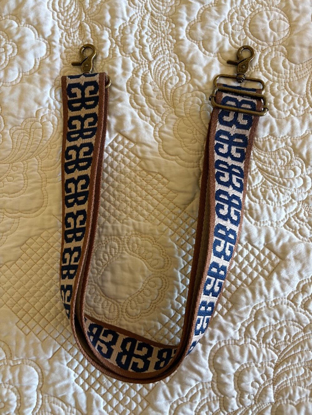 Adjustable crossbody strap looks like the Parker Thatch modernist strap